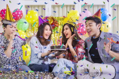 Neşeli insanlar arkadaşlarının doğum gününü kutluyorlar.