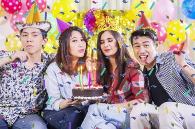 Mutlu gençler arkadaşlarının doğum gününü kutluyorlar.