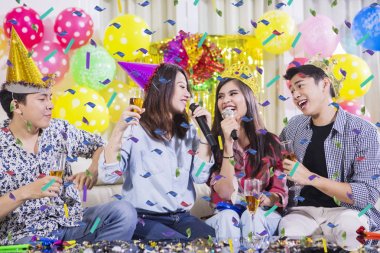 Mutlu gençler partide şampanya içiyor