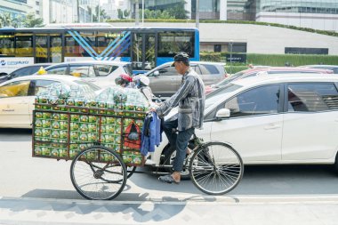 İhracın saatinde modifiye bisiklete binen yaşlı adam