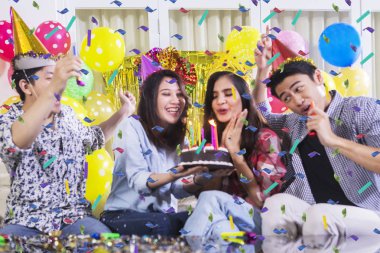 Kadınlar doğum günü partisini arkadaşlarıyla kutlar.