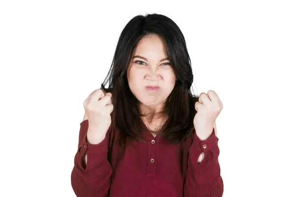 Θυμωμένη γυναίκα που σφίγγει τις γροθιές της στο στούντιο — Φωτογραφία Αρχείου