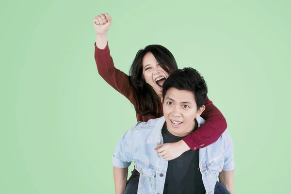 Asyalı adam kız arkadaşı piggyback binmek veren — Stok fotoğraf