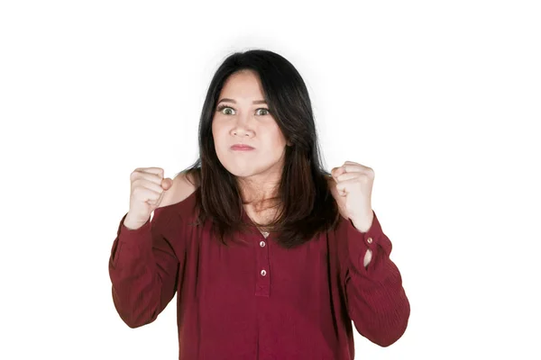 Aziatische vrouw balde vuisten met woedend uitdrukking — Stockfoto