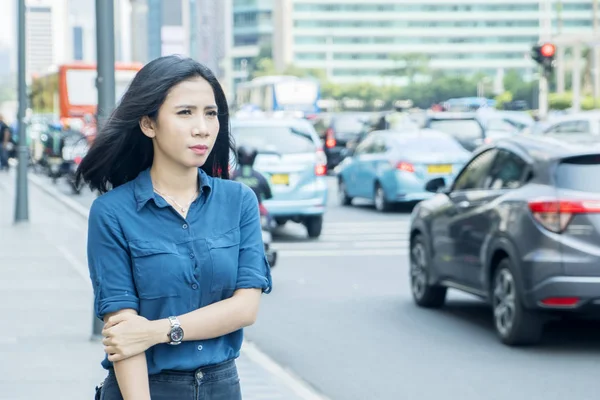 Asyalı kadın toplu taşıma bekliyor — Stok fotoğraf