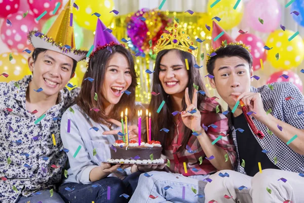 Cuatro jóvenes celebran fiesta de cumpleaños —  Fotos de Stock