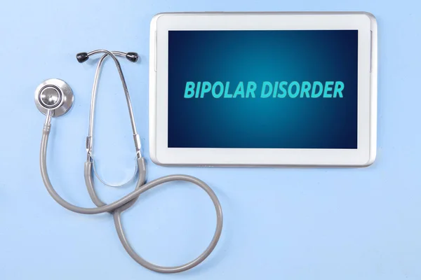 Tabletă cu tulburare bipolară text și stetoscop — Fotografie, imagine de stoc