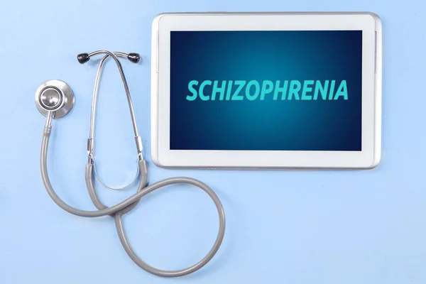 Schizophrenia வார்த்தை மற்றும் ஸ்டெட்டோஸ்கோப் கொண்ட டேப்லெட் — ஸ்டாக் புகைப்படம்