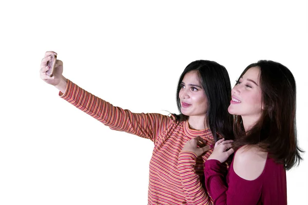 Stüdyoda selfie çeken iki genç kadın — Stok fotoğraf