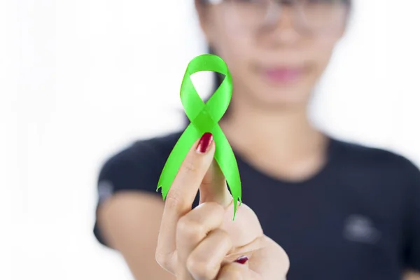 Mujer desconocida sosteniendo una cinta de lima verde — Foto de Stock