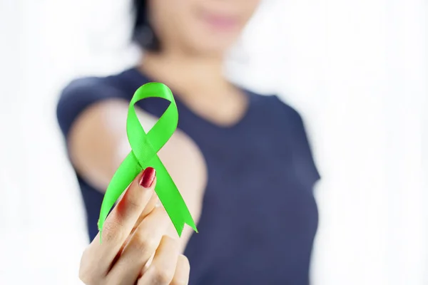 Unknown woman showing a green lime ribbon — Stock Photo, Image