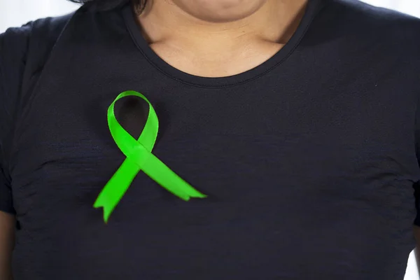 Mujer con ropa negra y cinta de lima verde — Foto de Stock
