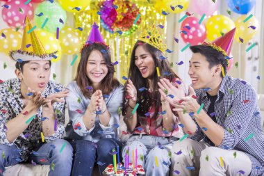 gençlerin bir doğum günü partisi kutluyor