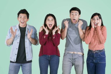 Stüdyoda şaşırmış genç insanlar