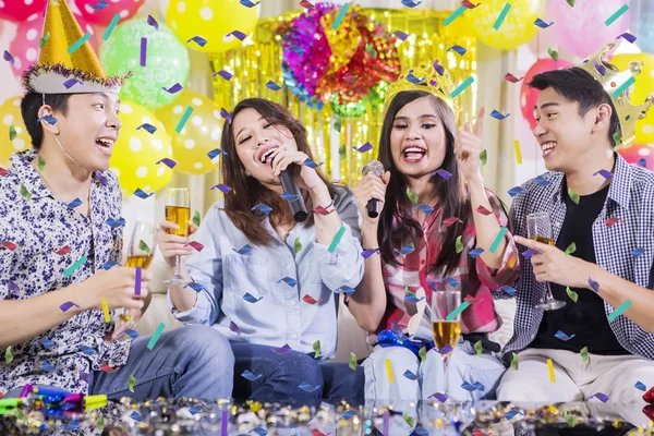 Young people drink champagne at a birthday party — Stock Photo, Image