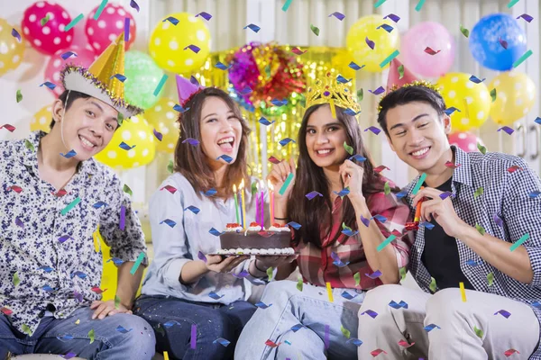 Junge Leute halten eine Torte in der Hand, um ihren Freund zu überraschen — Stockfoto