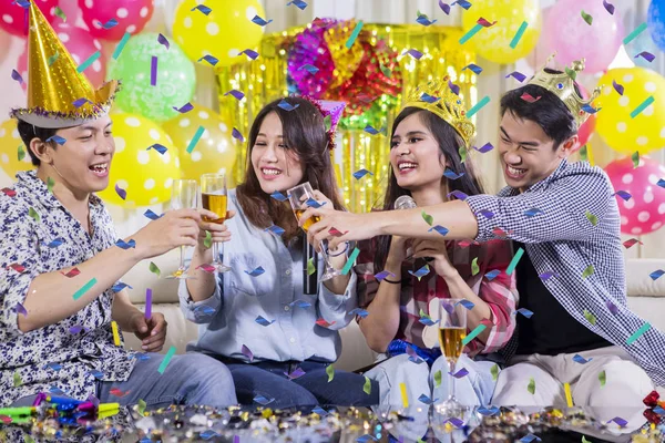 Giovani brindiamo champagne alla festa di compleanno — Foto Stock