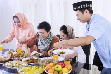 Asya insanlar hızlı tatili için gıdalar alarak