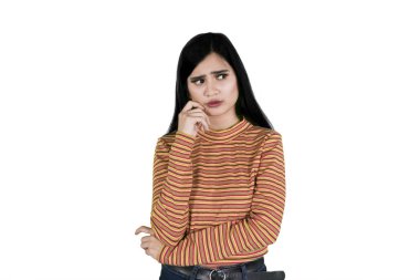 Korkuiçinde genç kadın stüdyoda parmağını ısırıyor