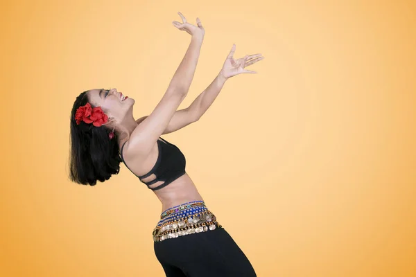 Mulher bonita fazendo dança do ventre no estúdio — Fotografia de Stock