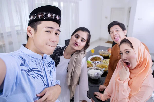 Fröhliche muslimische Menschen fotografieren im Speisesaal — Stockfoto