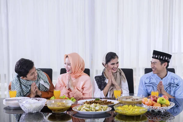 Pessoas alegres parabenizam Eid Mubarak em casa — Fotografia de Stock