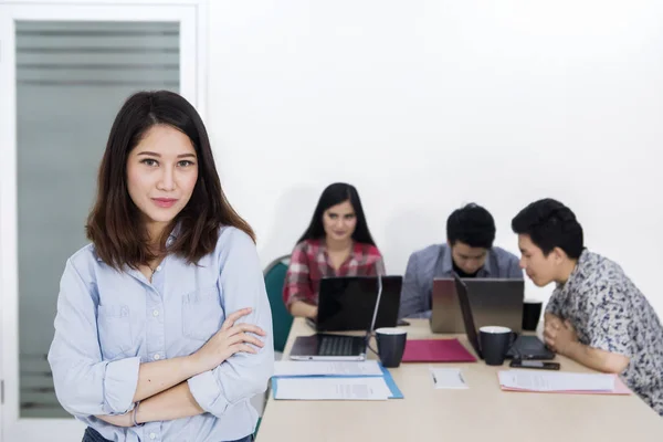 Selbstbewusste Unternehmensführerin steht zu ihrem Team — Stockfoto