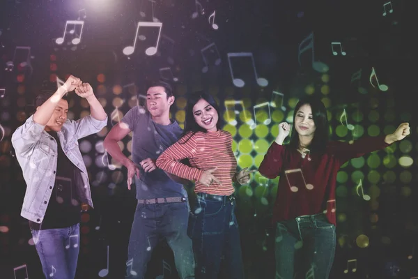 Quattro persone che ballano insieme nel nightclub — Foto Stock