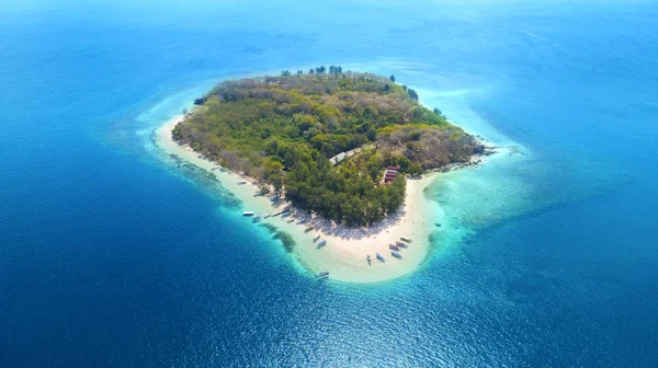 Gili Nanggu île avec de l'eau d'aigue-marine — Photo