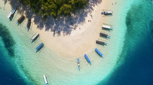 Ön Gili Nanggu med traditionella båtar — Stockfoto