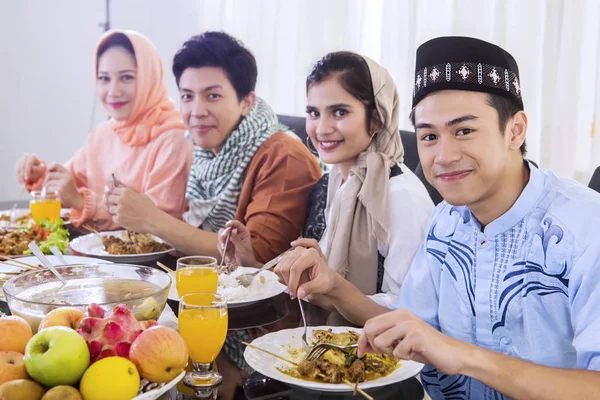 휴식 시간 동안 함께 먹는 무슬림 사람들 빠른 — 스톡 사진