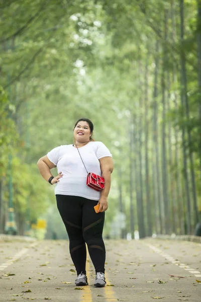 Übergewichtige Frau wirkt selbstbewusst auf der Straße — Stockfoto