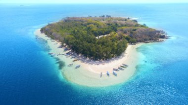 Gili Nanggu adasında demirli geleneksel tekneler