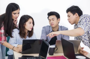 Genç bağımsız ekip toplantıda tartışıyor.