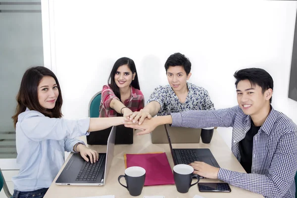 Jong freelancer team slaan handen ineen na een meeting — Stockfoto