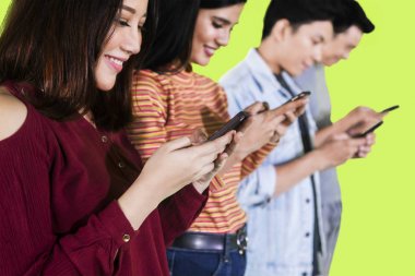 Gençler interneti akıllı telefonlarla tarıyor