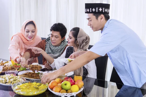 Junge muslimische Menschen essen während des Fastenbrechens — Stockfoto