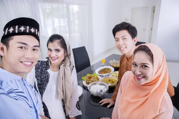Jonge moslims maken foto 's in eetkamer — Stockfoto