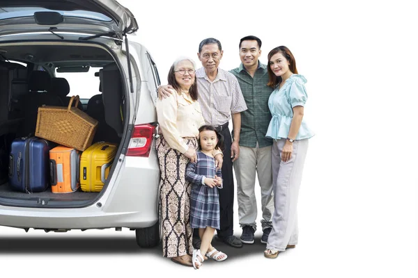 Aziatische familie staat in de buurt van een auto op Studio — Stockfoto