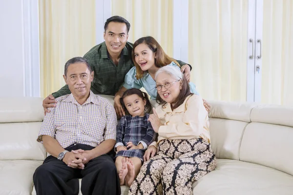 Familia asiática toma una foto de grupo en casa —  Fotos de Stock