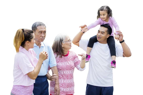 Grande asiatico famiglia passeggiate insieme su studio — Foto Stock