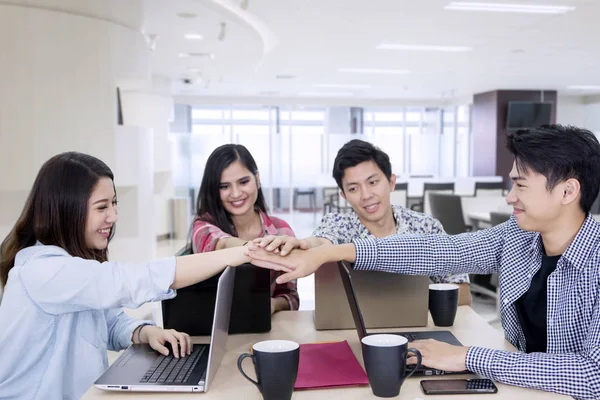 Business team bundelen handen samen voor partnerschap — Stockfoto