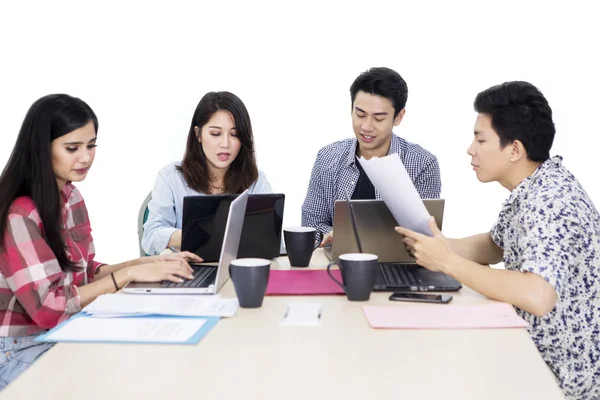 Lavoro di squadra dipendente occupato con i computer portatili in studio — Foto Stock