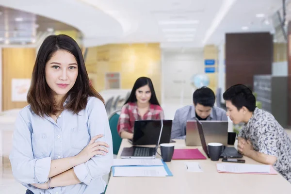 Fiducioso stand freelance femminile con i partner — Foto Stock