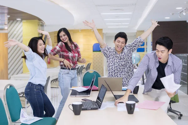 Izgatott üzleti csapat ünnepli sikerét hivatalban — Stock Fotó