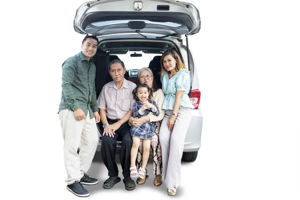 Famille asiatique élargie assis dans le coffre de la voiture — Photo