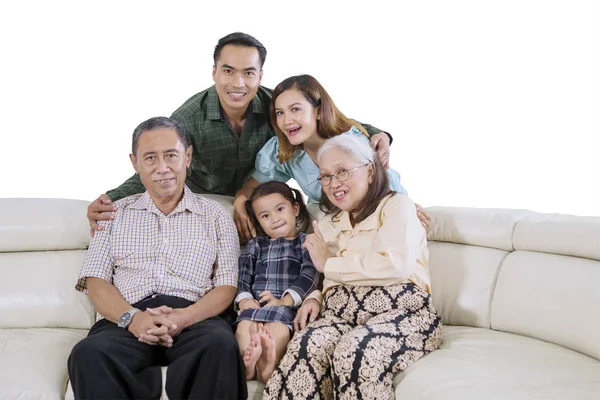 Família estendida tirando uma foto de selfie de grupo — Fotografia de Stock