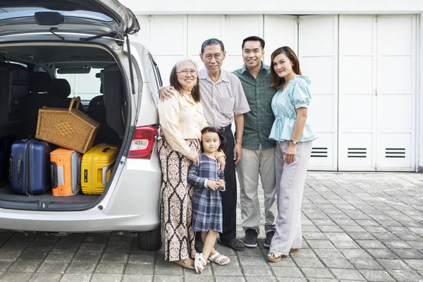Evin garajında araba ile genişletilmiş aile — Stok fotoğraf
