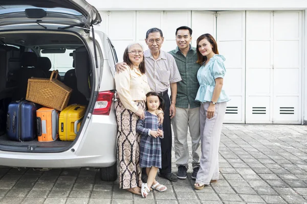 Großfamilie mit Auto in der Hausgarage — Stockfoto