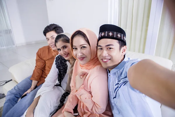 Vier moslim mensen die selfie maken op de Bank — Stockfoto